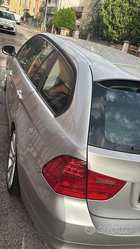 Usata BMW 318 143 CV (105 kW) 2010 Grigio Berlina