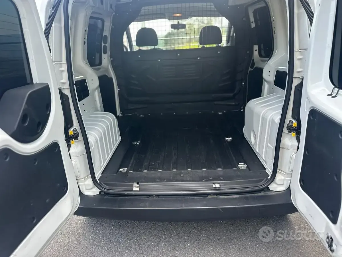 Begagnad Fiat Fiorino Trekking 95 HK (69 kW) 2021 Vit Minibuss