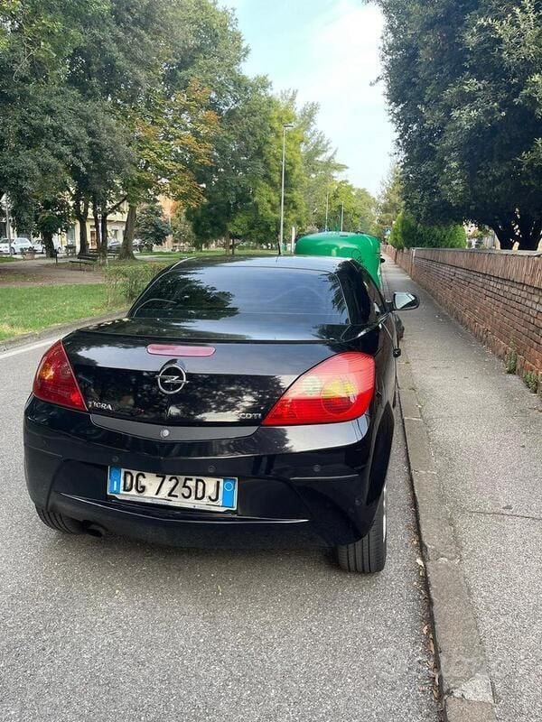 Usata Opel Tigra 69 CV (50 kW) 2007 Nero Cabrio