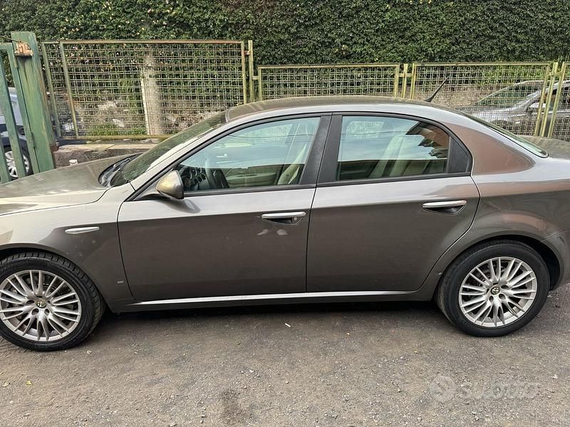 Grigio Usata 2009 Alfa Romeo 159 Tre volumi | 3000 € (Ottimo prezzo) - Immagine 1/4