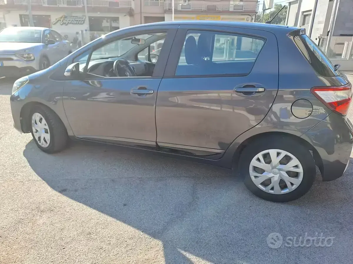 Usata Toyota Yaris Lounge 69 CV (50 kW) 2017 Grigio Berlina