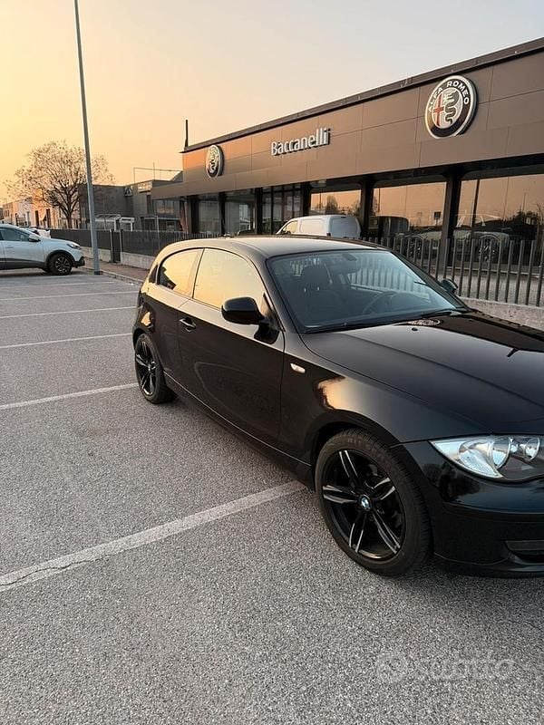 Usata BMW 118 143 CV (105 kW) 2011 Nero Utilitaria