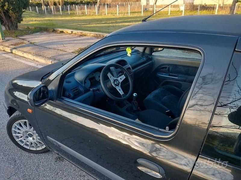 Usata Renault Clio II 107 CV (78 kW) 1999 Nero Berlina
