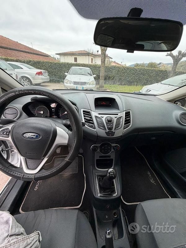 Usata Ford Fiesta Business Edition 97 CV (71 kW) 2011 Bianco Utilitaria