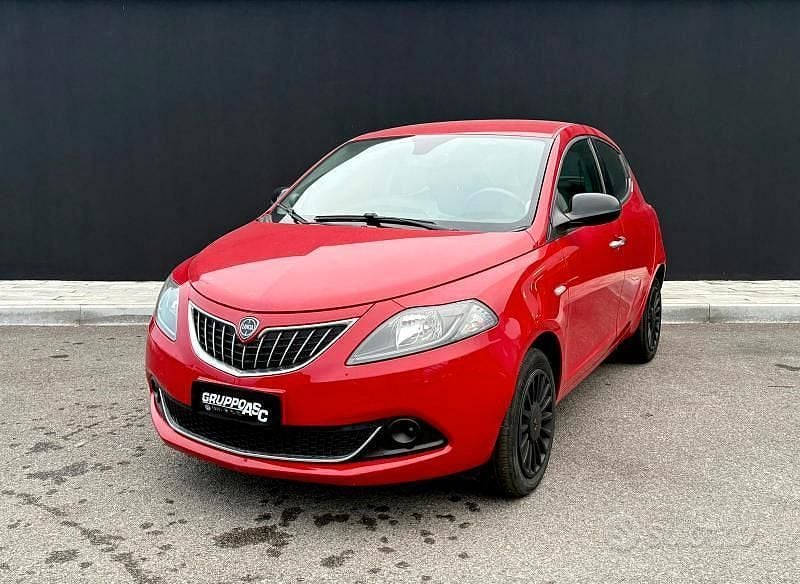 Usata Lancia Ypsilon Gold 70 CV (51 kW) 2022 Rosso Utilitaria
