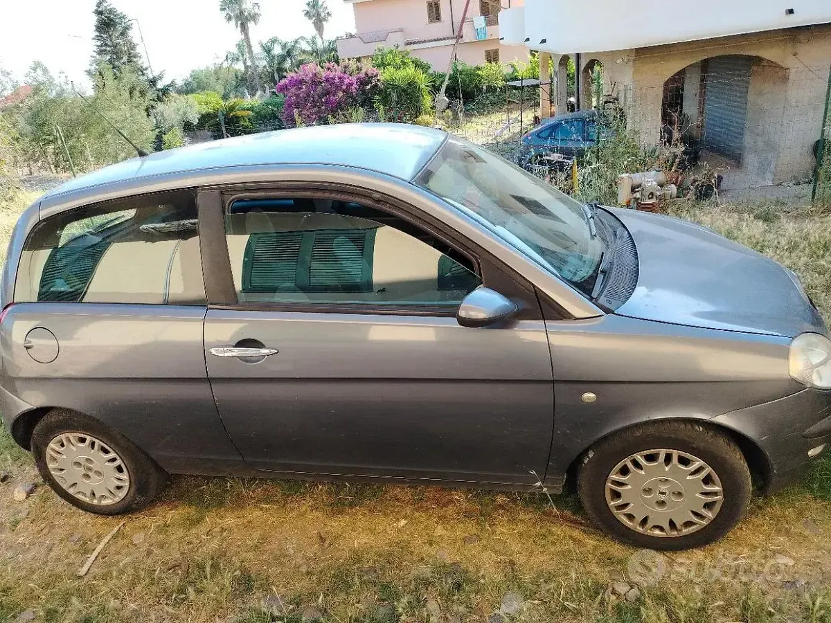 Usata Lancia Ypsilon 60 CV (44 kW) 2005 Grigio Utilitaria