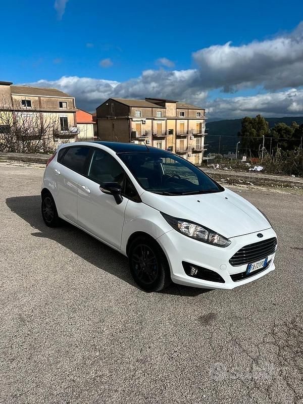Usata Ford Fiesta 125 CV (91 kW) 2015 Bianco Utilitaria