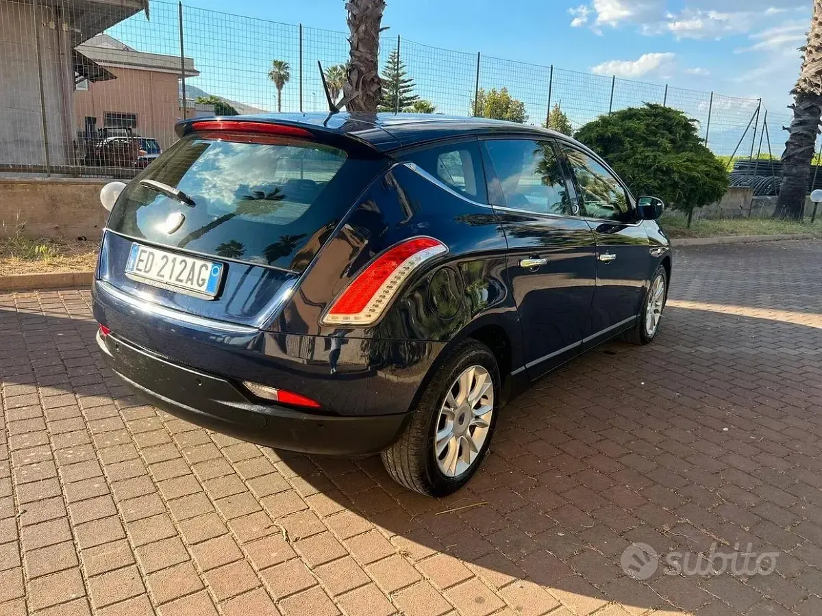 Usata Lancia Delta 120 CV (88 kW) 2010 Blu Utilitaria