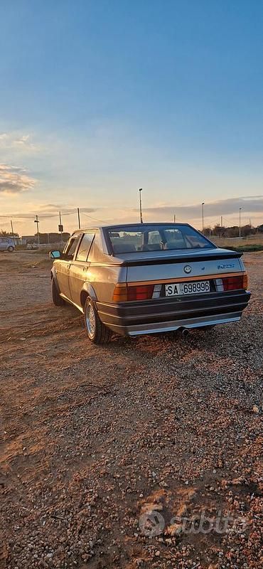 Usata Alfa Romeo 75 148 CV (108 kW) 1988 Grigio Berlina