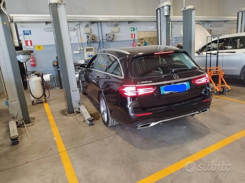 Nero Usata 2019 Mercedes E300 Premium Station wagon | 31.900 € (Buon prezzo) - Immagine 1/4