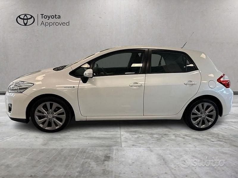 Usata Toyota Auris Hybrid Active 99 CV (72 kW) 2012 Bianco Berlina