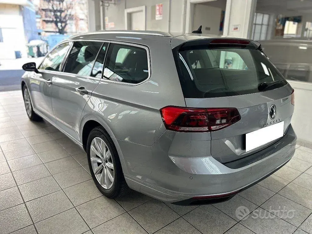 Usata VW Passat Business 150 CV (110 kW) 2022 Grigio metallizzato Station wagon