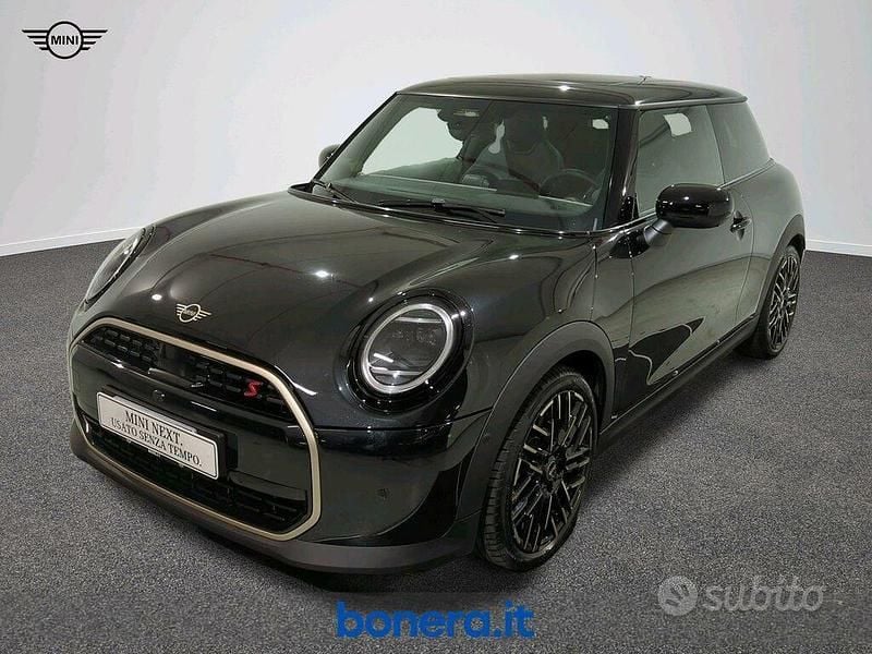 Usata Mini Cooper Favoured 204 CV (150 kW) 2024 Midnight black ii Utilitaria