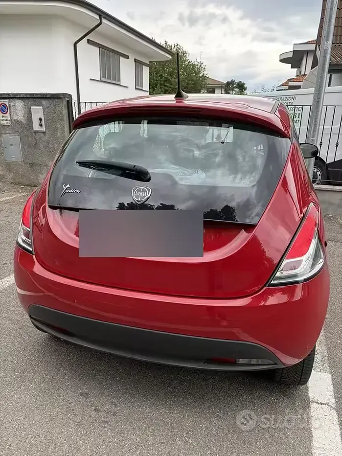 Begagnad Lancia Ypsilon 69 HK (50 kW) 2022 Röd Halvkombi