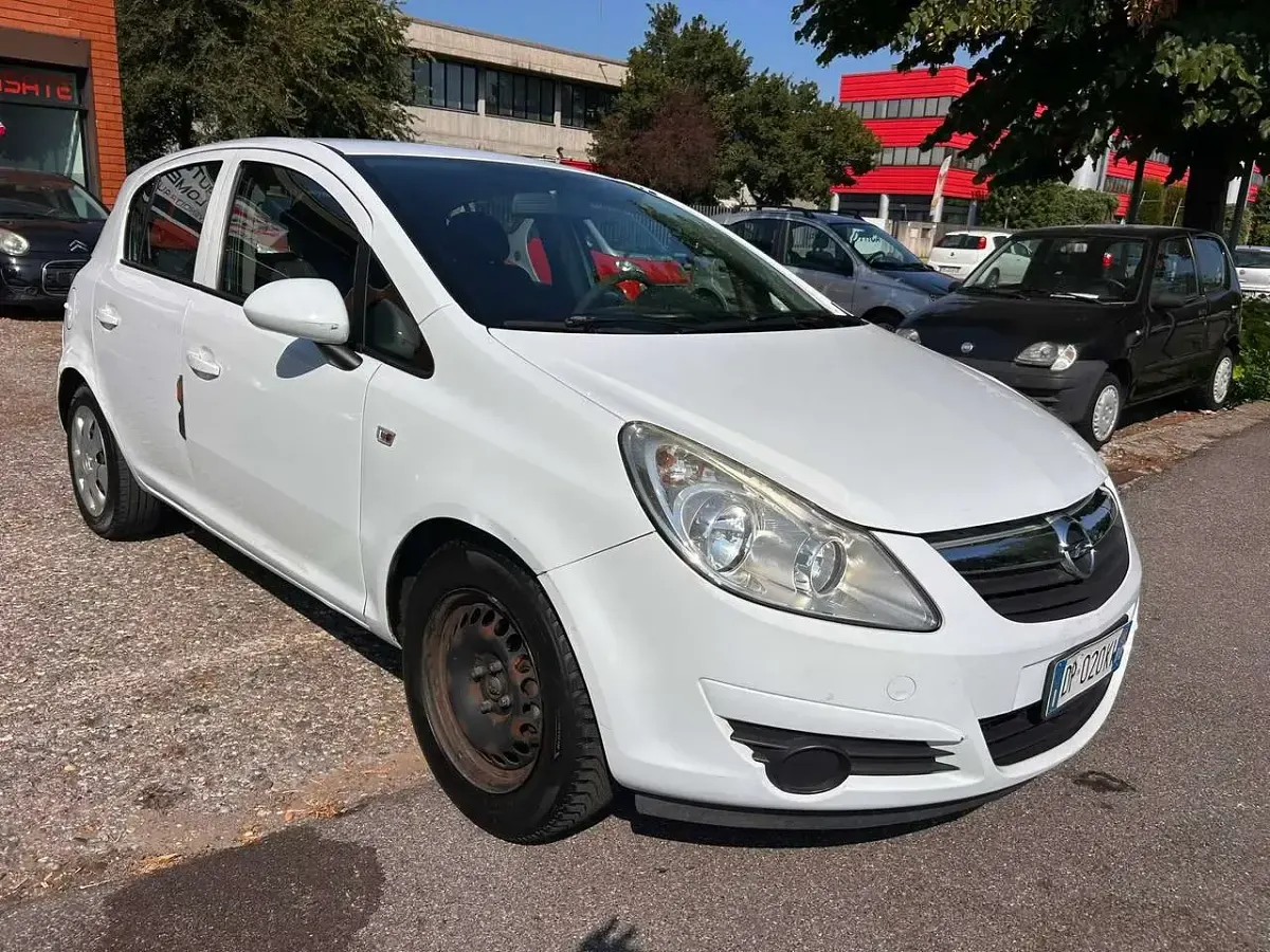 Usata Opel Corsa Club 75 CV (55 kW) 2008 Bianco Utilitaria