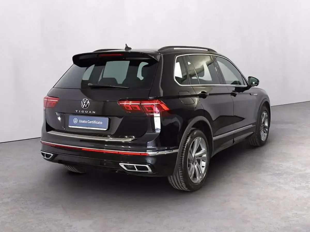 Usata VW Tiguan R-line 150 CV (110 kW) 2023 Deep black perlato SUV