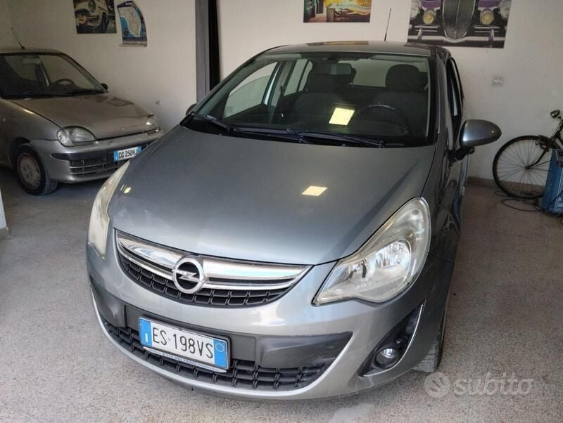 Usata Opel Corsa Edition 85 CV (62 kW) 2013 Grigio Berlina