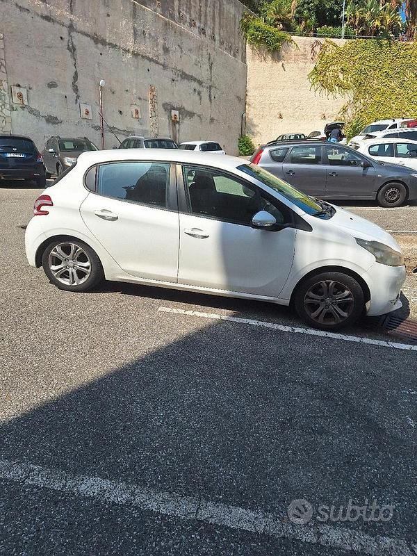 Usata Peugeot 208 Active 82 CV (60 kW) 2014 Bianco Utilitaria