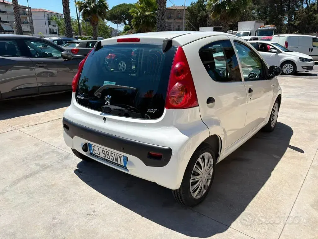Usata Peugeot 107 68 CV (50 kW) 2012 Bianco Utilitaria