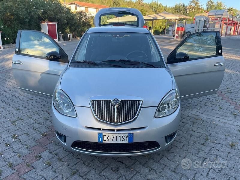 Usata Lancia Ypsilon 77 CV (56 kW) 2011 Grigio Utilitaria