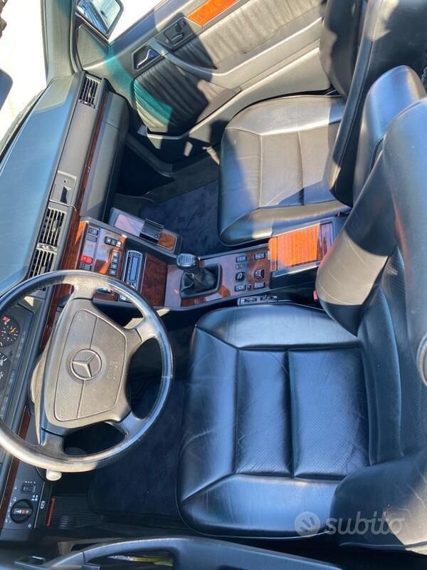 Usata Mercedes E300 220 CV (161 kW) 1992 Nero Cabrio