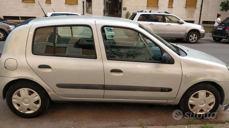 Usata Renault Clio II 58 CV (42 kW) 2003 Grigio Utilitaria