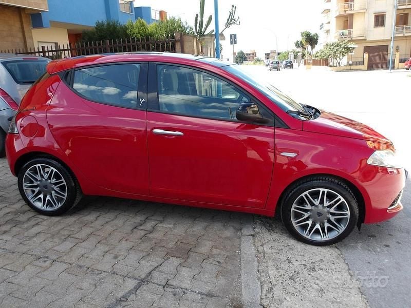 Usata Lancia Ypsilon Gold 85 CV (62 kW) 2016 Rosso Utilitaria