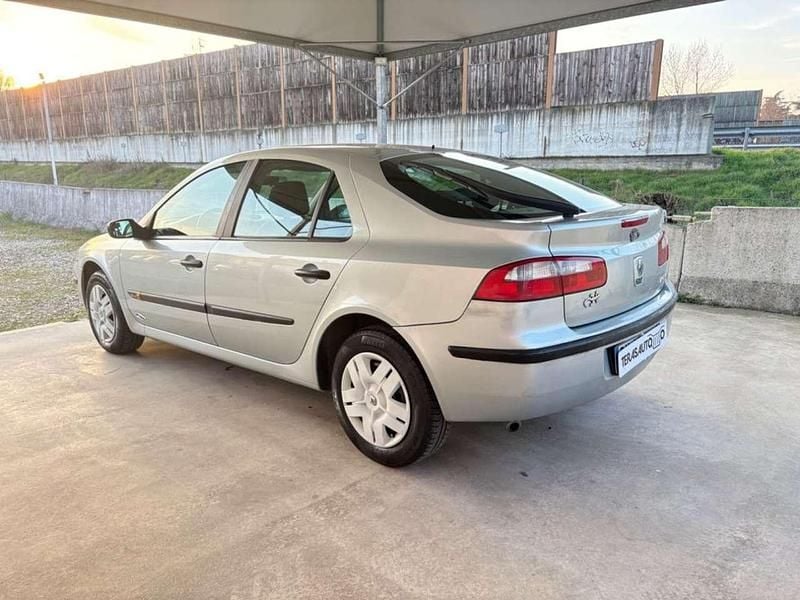 Usata Renault Laguna II 121 CV (88 kW) 2001 Argento Berlina