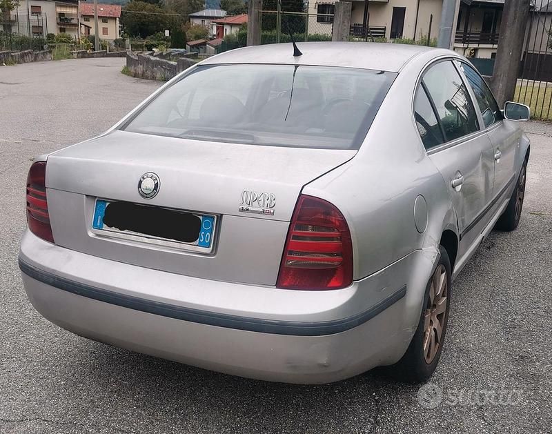 Usata Skoda Superb 130 CV (95 kW) 2004 Grigio Berlina