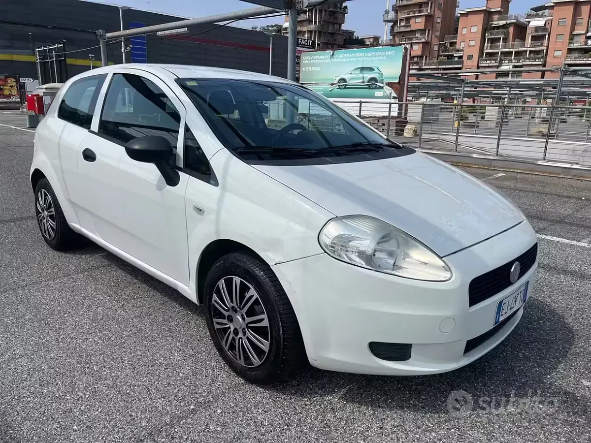 Usata Fiat Grande Punto 77 CV (56 kW) 2011 Bianco Utilitaria