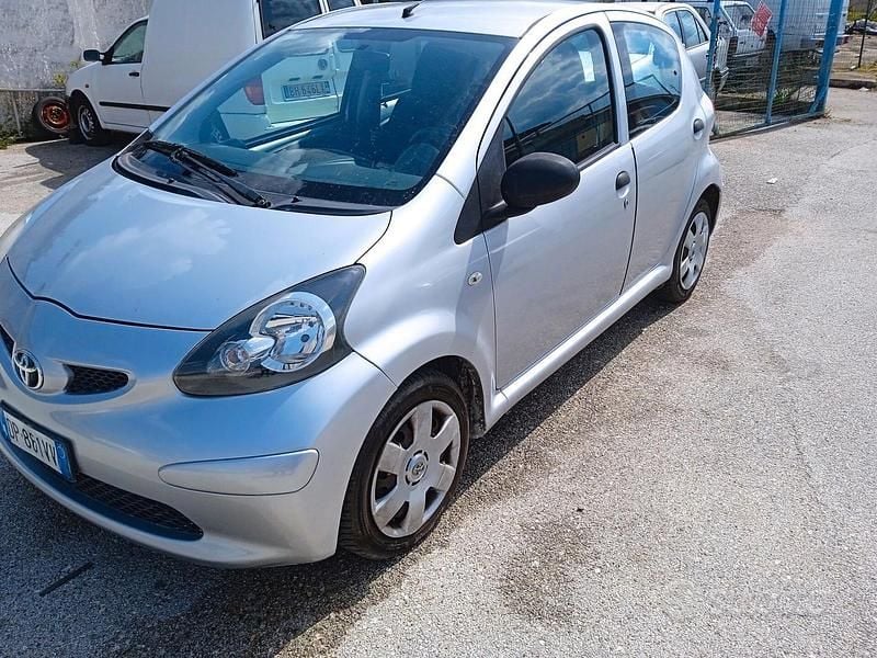 Usata Toyota Aygo Sol 67 CV (49 kW) 2008 Grigio Utilitaria