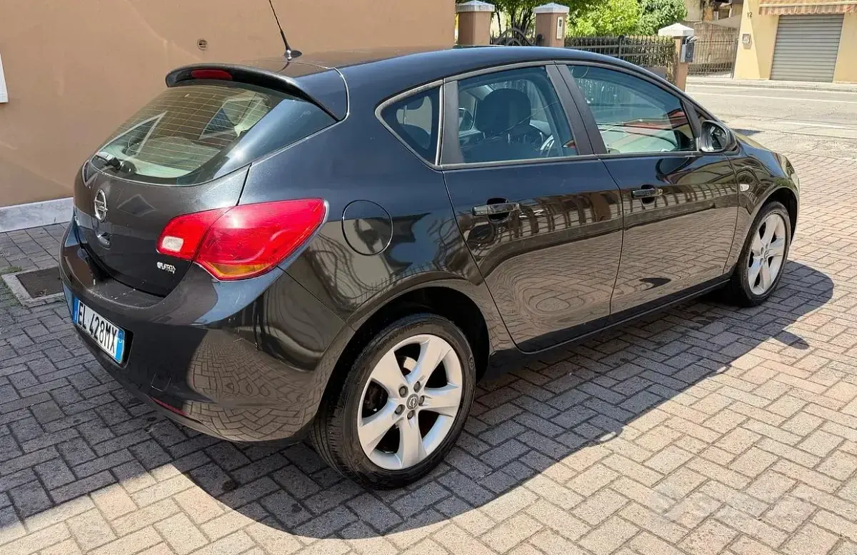 Usata Opel Astra 140 CV (102 kW) 2012 Nero Berlina