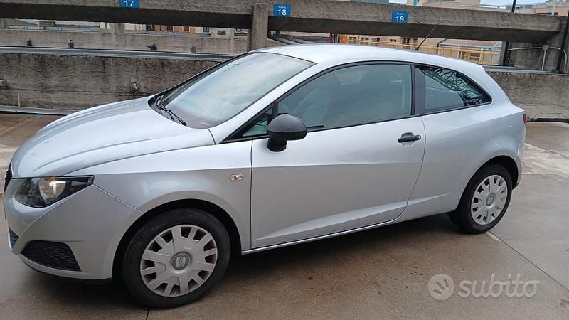 Grigio Usata 2009 Seat Ibiza Tre volumi | 4500 € (Buon prezzo) - Immagine 1/4