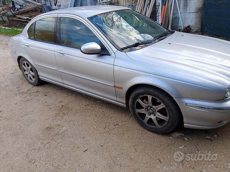 Usata Jaguar X-type 150 CV (110 kW) 2002 Grigio Berlina