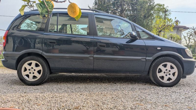 Usata Opel Zafira Elegance 101 CV (74 kW) 2002 Blu Monovolume