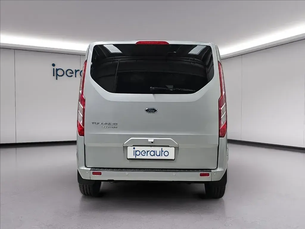 Usata Ford Tourneo Custom Titanium 131 CV (96 kW) 2022 Argento Furgone