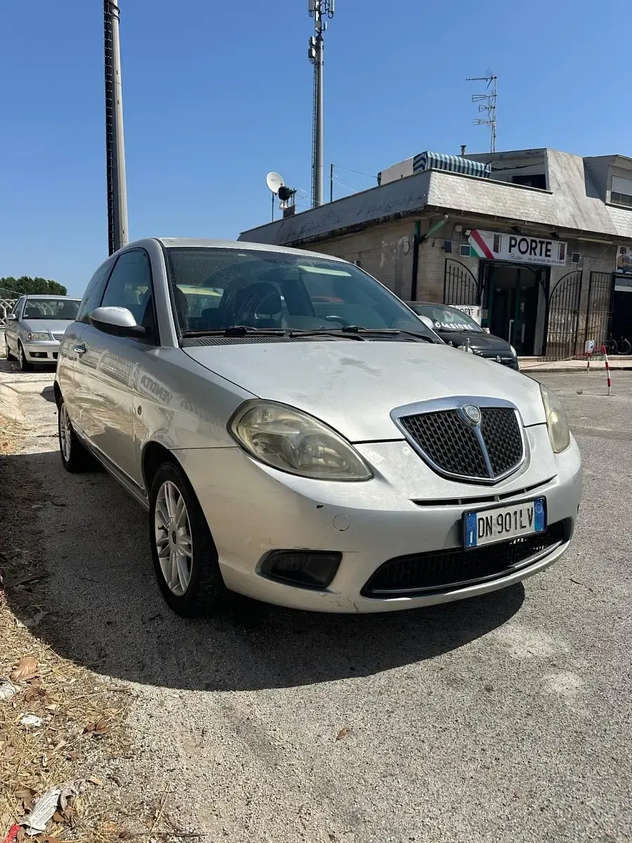 Usata Lancia Ypsilon 75 CV (55 kW) 2008 Argento Utilitaria