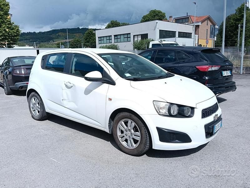 Usata Chevrolet Aveo 75 CV (55 kW) 2013 Bianco Berlina