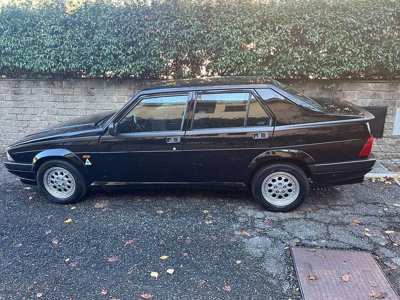 Usata Alfa Romeo 75 148 CV (108 kW) 1990 Nero Berlina
