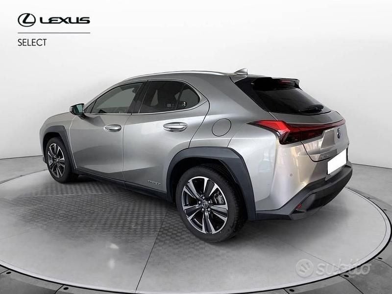 Usata Lexus UX 250h Luxury Line 184 CV (135 kW) 2019 Sonic titanium SUV