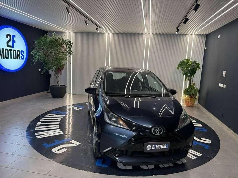 Blu/azzurro Usata 2017 Toyota Aygo X-cite Due volumi | 8500 € (Buon prezzo) - Immagine 1/4