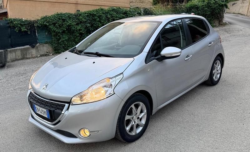 Usata Peugeot 208 Active 68 CV (50 kW) 2012 Argento Utilitaria