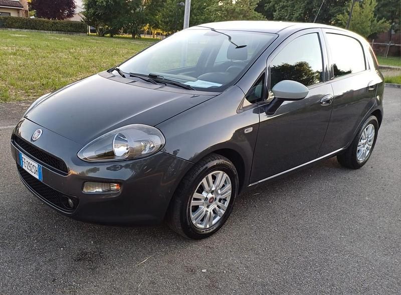 Begagnad Fiat Punto Lounge 95 HK (69 kW) 2016 Grå Halvkombi