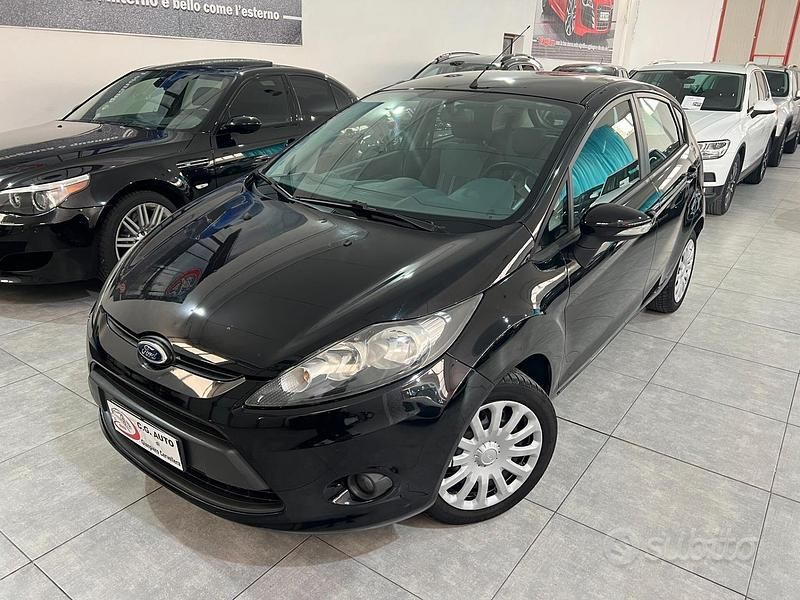 Usata Ford Fiesta Titanium 97 CV (71 kW) 2010 Blu Utilitaria