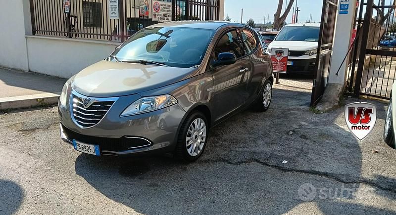 Usata Lancia Ypsilon Gold 69 CV (50 kW) 2015 Grigio Utilitaria