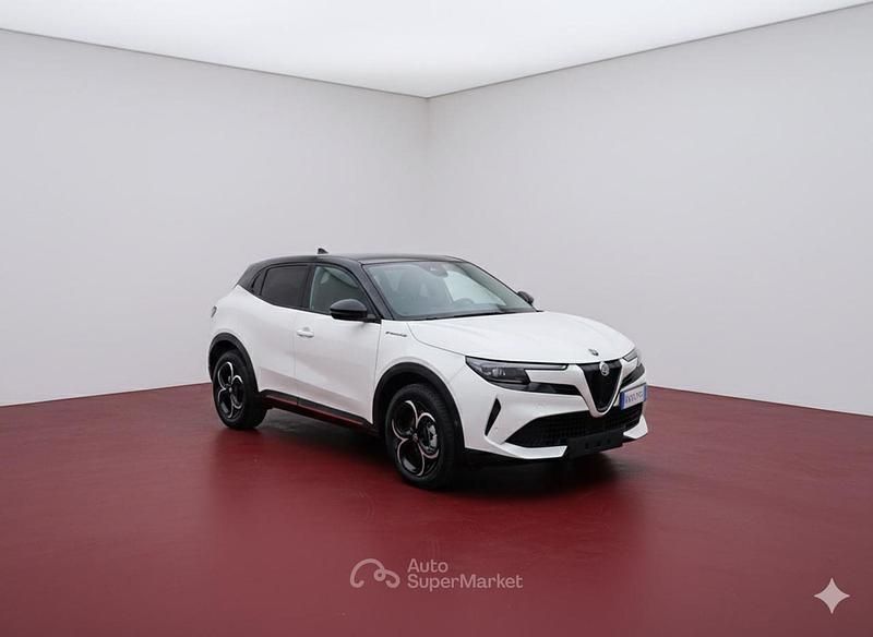 Nuova Alfa Romeo Junior Edizione Speciale 136 CV (100 kW) 2025 Bianco con tetto nero SUV