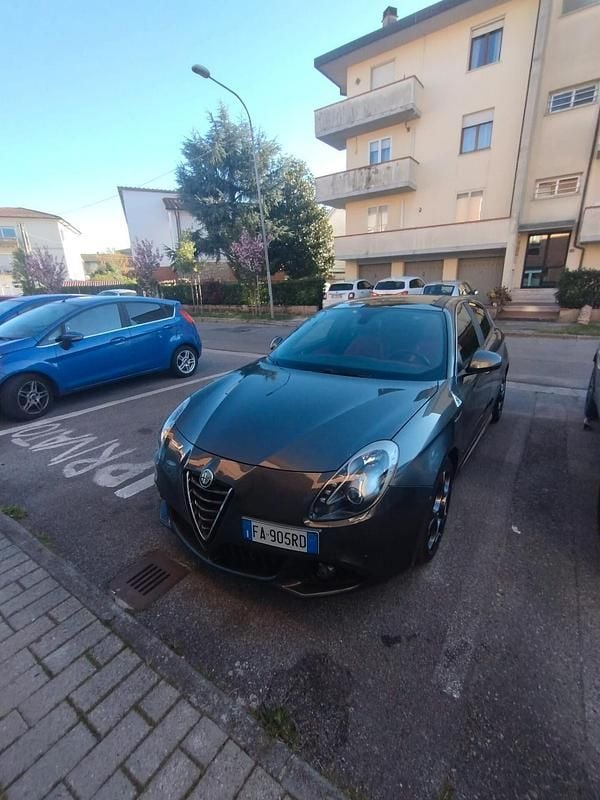 Usata Alfa Romeo Giulietta Quadrifoglio 328 CV (241 kW) 2015 Grigio Utilitaria