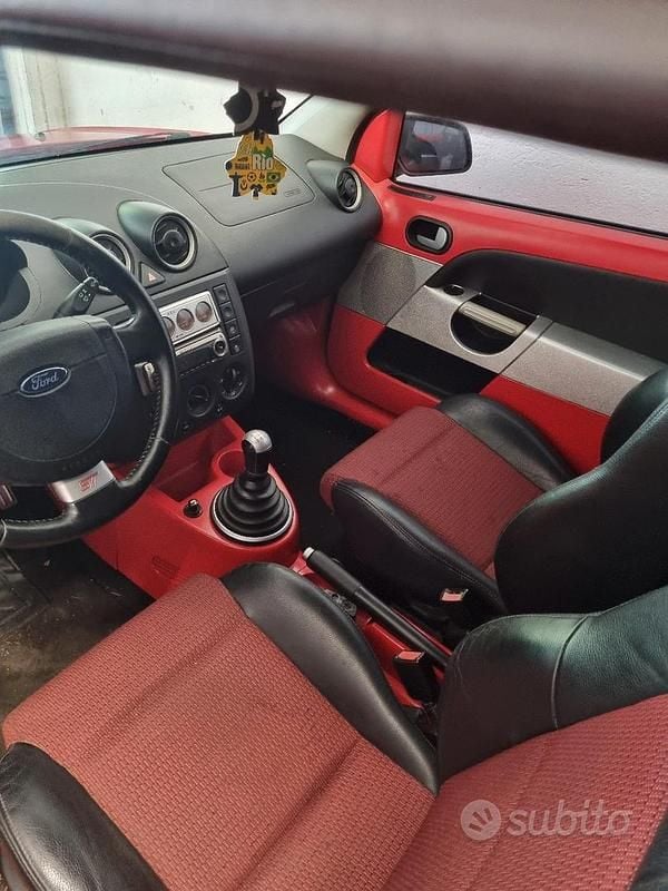 Usata Ford Fiesta ST 160 CV (117 kW) 2005 Rosso Utilitaria