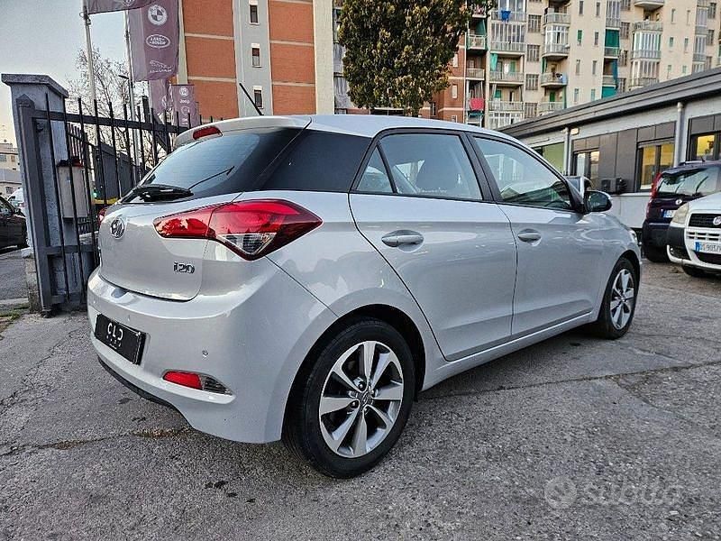 Käytetty Hyundai i20 Style 75 HP (55 kW) 2017 Harmaa Sedan