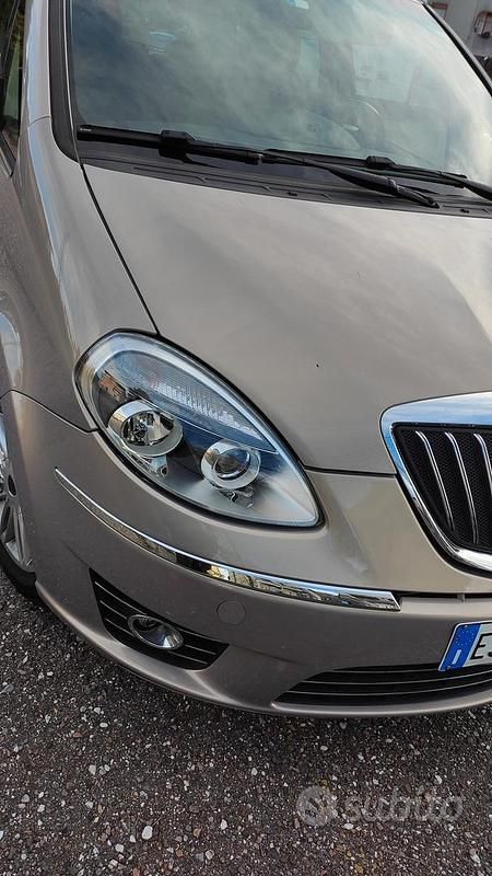 Giallo Usata 2011 Lancia Musa Monovolume | 5500 € (Buon prezzo) - Immagine 1/4